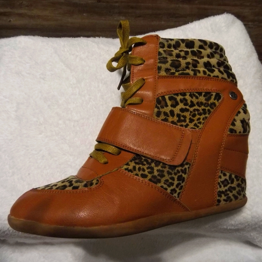 Bakers Shoes Leopard Wedge Sneaker Sz 40 USED